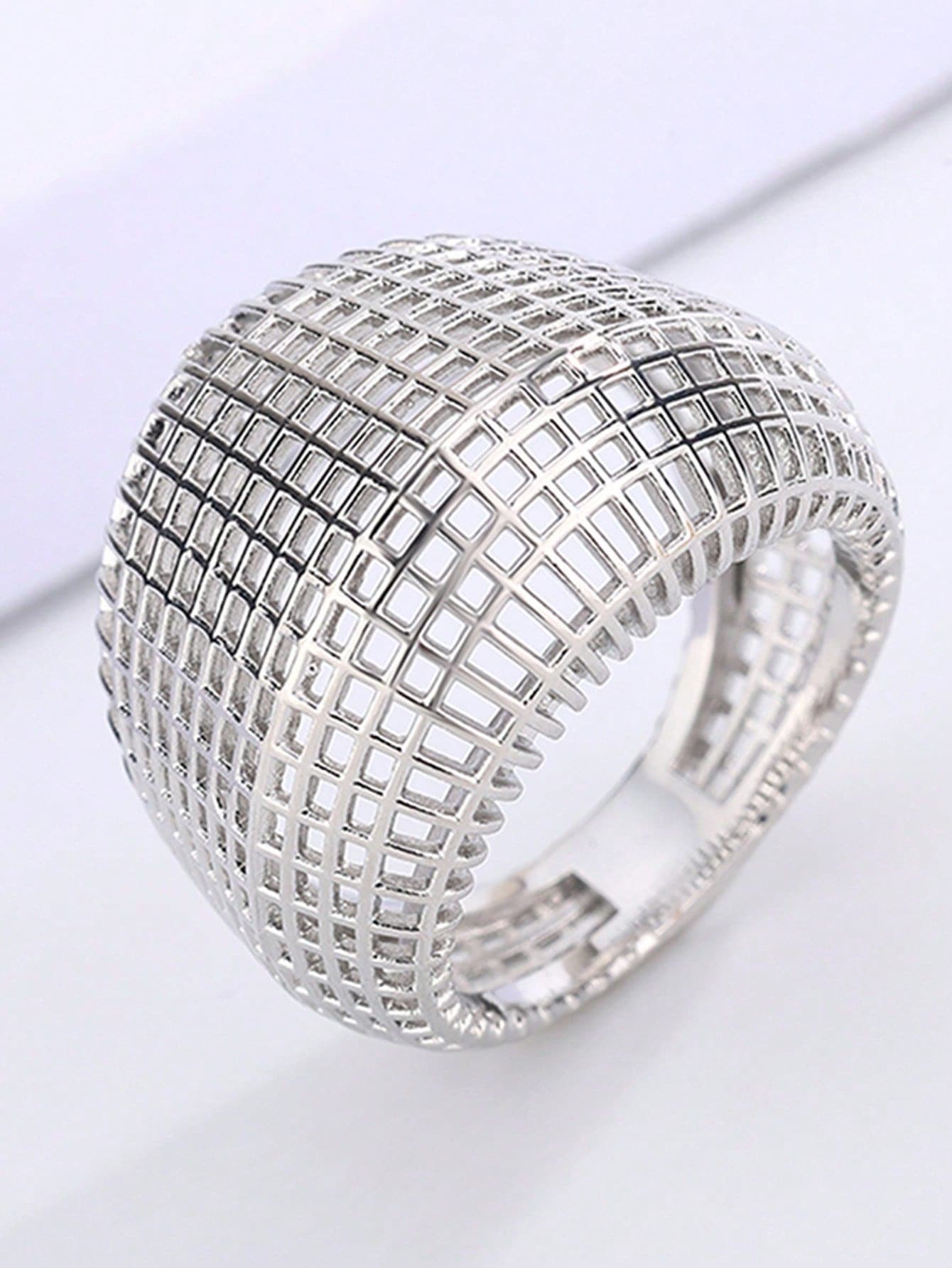 1pc Classic Yellow Hollow Square Geometric Mesh Couple Ring For Women And Men, Suitable For Daily Commute, Valentine's Day, Party, Perfect Gift Jewelry - White - View 1