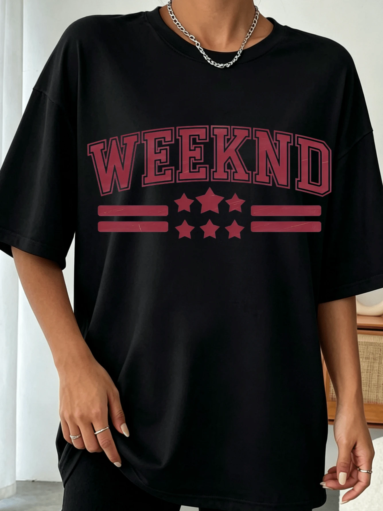 Vintage Maroon Distressed Varsity WEEKND Star Stripe Text Casual Tee - 黑色 - 查看 1