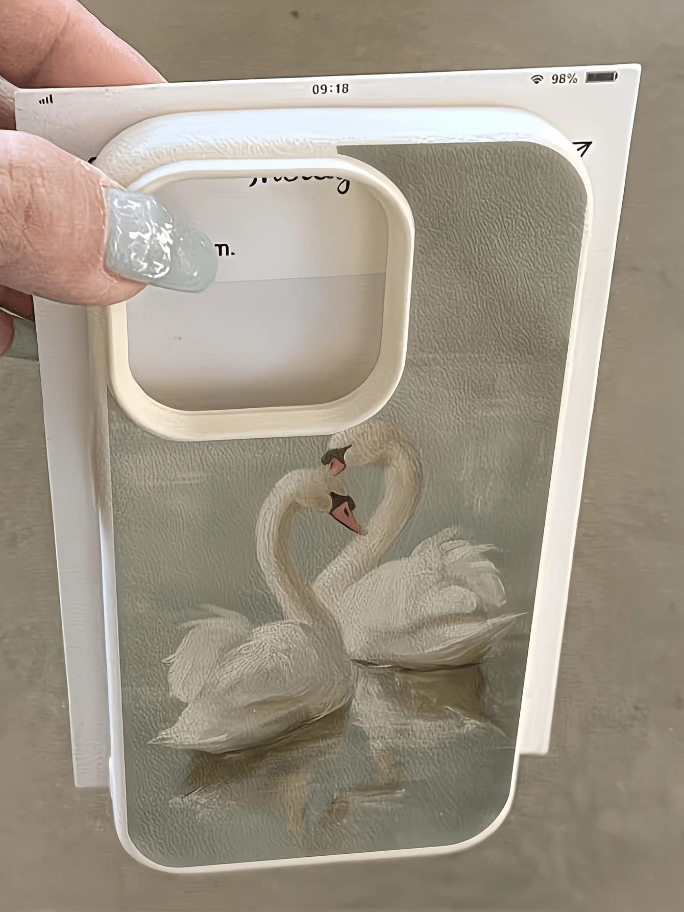 1件 白色天鵝插圖交叉領個性化極簡防摔軟 TPU 時尚手機殼 全包覆防污保護殼 相容於 Apple 17 16 15 14 13 12 11 Pro Max Air 及系列 - 彩色 - 查看 1