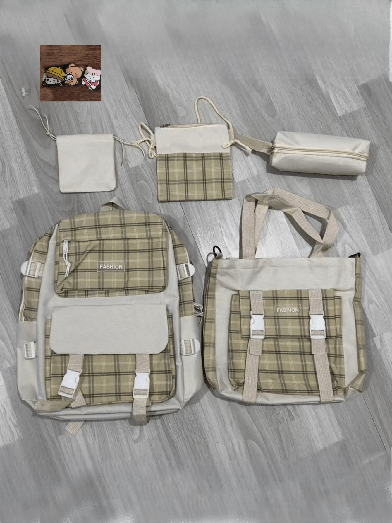Set de 5 mochilas escolares de gran capacidad con diseño clásico y sencillo a cuadros, aptas para diversas ocasiones - Caqui - Ver 1