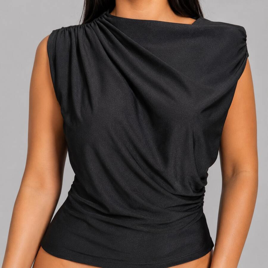 Elegance Blusa regata feminina preta sem mangas com gola drapeada e babado, tecido com elasticidade média, barra assimétrica e comprimento curto. - Preto - Visão 1