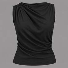 Elegance Blusa regata feminina preta sem mangas com gola drapeada e babado, tecido com elasticidade média, barra assimétrica e comprimento curto. - Preto - Visão 2