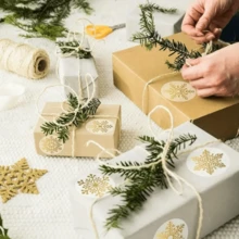 500pcs/Roll, Gold Shiny Transparent Christmas Snowflake Seal Stickers, Round Gift Packaging Labels, Self-Adhesive Decorative Stickers, Suitable For Christmas Gifts, Christmas Decorations, Gift Wrapping, Sealing Stickers, Scrapbooking And DIY Crafts - One Size - View 9
