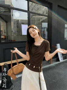 女款針織短袖純色上衣，不對稱抓皺胸前設計，標準版型，光滑透氣，秋季時尚單品，棕色，適合夏季 - 棕色 - 查看 7