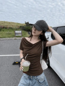 女款針織短袖純色上衣，不對稱抓皺胸前設計，標準版型，光滑透氣，秋季時尚單品，棕色，適合夏季 - 棕色 - 查看 1