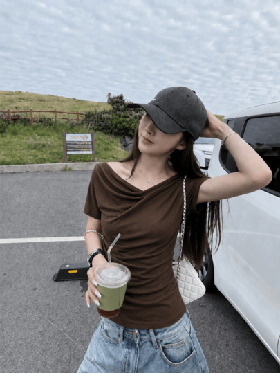 女款針織短袖純色上衣，不對稱抓皺胸前設計，標準版型，光滑透氣，秋季時尚單品，棕色，適合夏季