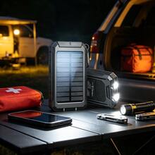 太陽能行動電源 10000mAh 便攜式太陽能充電器 戶外外接備用電源 初次充電可能較快耗盡 電量顯示在 2 次充放電循環後恢復正常 雙 USB 5V 輸出/LED 手電筒 適合露營、旅行、畢業禮物、單身派對禮物、伴娘禮物、父親節禮物、萬聖節裝飾、萬聖節禮物、伴娘邀請禮物 - 黑色 - 查看 9