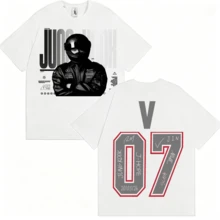 BTSS Jung Kookk Racing Wendeshirt, Vorderseite mit monochromem Helmfahrer-Porträt und metallischem Jung Kookk Schriftzug, Rückseite V 07 Nummer mit Handschrift Namen der Mitglieder, K-pop Geschenk für ARMY - Weiss - Übersicht 6