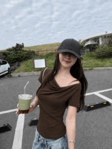 女款針織短袖純色上衣，不對稱抓皺胸前設計，標準版型，光滑透氣，秋季時尚單品，棕色，適合夏季 - 棕色 - 查看 2
