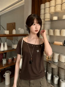 女款秋季美式風露肩短袖針織T恤，刺繡細節，可愛休閒上衣，適合夏季 - 棕色 - 查看 4