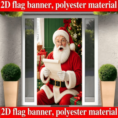 2D Weihnachts-Türdekoration. Weihnachtsmann mit Brille hält eine Schriftrolle und sitzt in einem Torbogen. Begleitet von bunten Lichtern, Weihnachtsbaum, roten und grünen Geschenkkartons und Retro-Wandlampen. Keine Stromversorgung erforderlich.