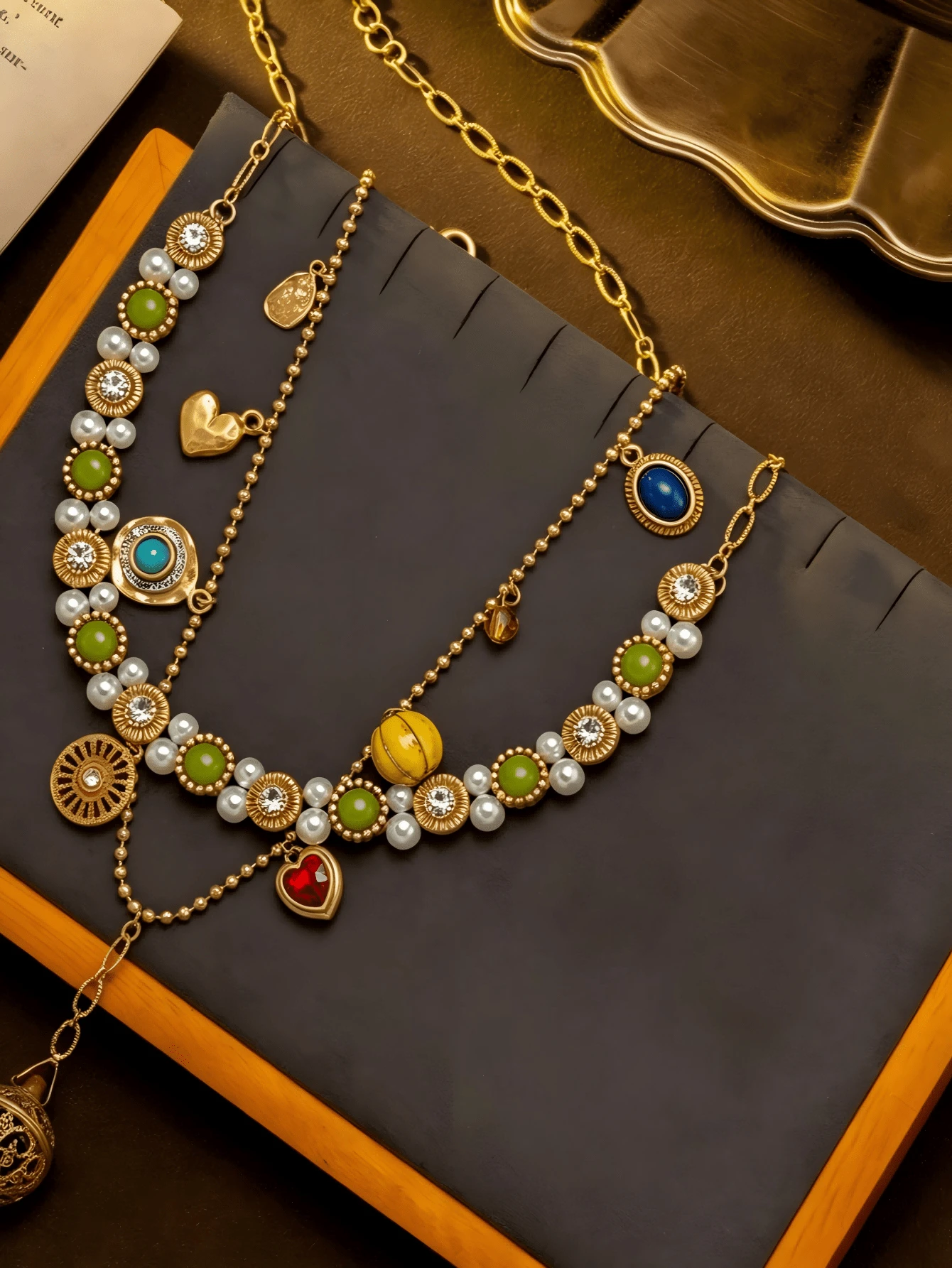 Collar y pendientes de estilo de moda con mezcla de gemas rojas, azules y amarillas en forma de corazón hueco y múltiples elementos, accesorio de vacaciones, regalo - collar - Ver 1