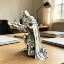Soporte para bolígrafos de caballero medieval vintage de plata, con un caballero con armadura arrodillado con casco y espada larga, detalles decorativos que recrean la magnífica textura de los guerreros medievales, adecuado para la decoración de oficina de estilo europeo, gótico o vintage. Hecho de material de resina con acabado de plata antigua, textura de alta calidad, se puede utilizar para almacenar bolígrafos, lápices, tijeras de oficina y otros artículos de papelería. - Adornos - Ver 2