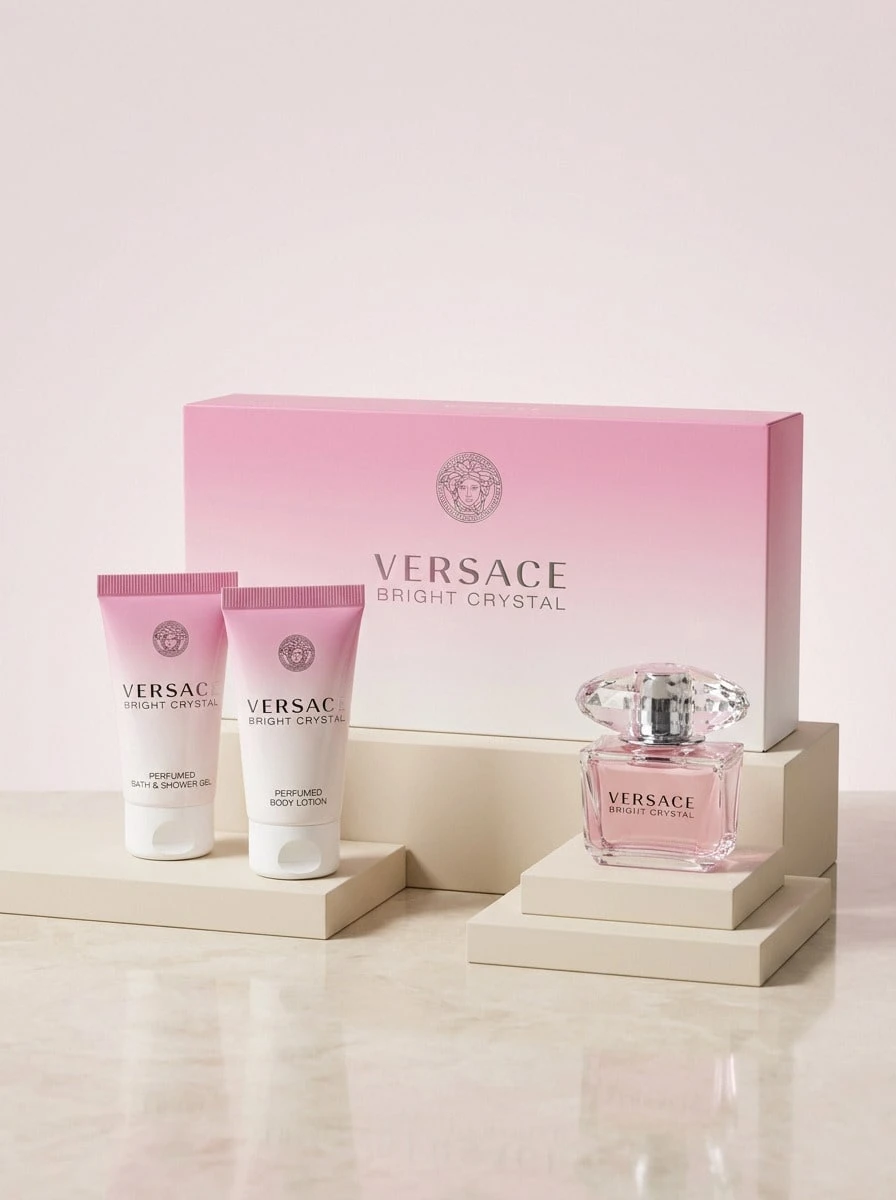 Versace 晶莹亮泽香水 3 件套迷你套装包含:淡香水 0.17 盎司、润肤露 0.8 盎司、沐浴露 0.8 盎司。晶莹亮泽香水 3 件套 0.17 盎司/5 毫升 + 2*0.8 盎司 - 迷你套裝 - 查看 1