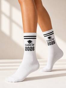 1 par de calcetines de graduación para mujer, calcetines de vuelta a la escuela, patrón de doble letra y número 2026 estilo universitario, calcetines de media pantorrilla, adecuados como calcetines de regalo conmemorativo, usables todo el año, perfectos para la temporada de vuelta a la escuela - Blanco - Ver 4