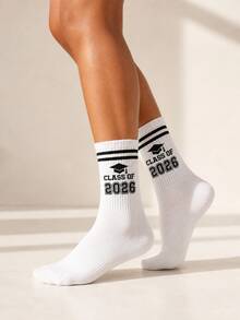 1 par de calcetines de graduación para mujer, calcetines de vuelta a la escuela, patrón de doble letra y número 2026 estilo universitario, calcetines de media pantorrilla, adecuados como calcetines de regalo conmemorativo, usables todo el año, perfectos para la temporada de vuelta a la escuela - Blanco - Ver 3