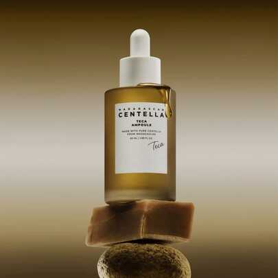SKIN1004 Ampollas de extracto de té de Centella Asiática 50 ml: Un potente sérum antiedad, calmante y reparador. Alivia el estrés, la sensibilidad y el enrojecimiento. Fortalece la barrera de hidratación de la piel. Puede usarse por la mañana y por la noche; se recomienda antes del maquillaje.