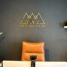客製化文字 Logo 企業牆面裝飾牌，壓克力鏡面與黑色字母鏤空，雷雕切割企業標誌牌，室內裝飾 - 彩色 - 查看 2