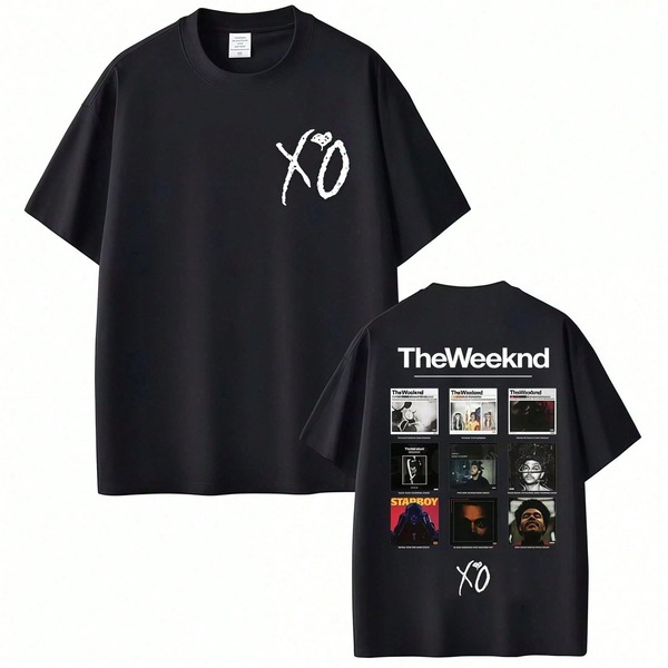 Camiseta Dupla Face Minimal The Weekndd XO, logo coração XO branco desgastado frente, texto The Weekndd atrás, colagem 9 capas de álbum e XO desenhado, merch colecionador