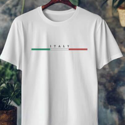Camiseta masculina de algodão com gola redonda e estampa listrada da bandeira da Itália, modelagem regular e elasticidade média, ideal para uso casual e diário.