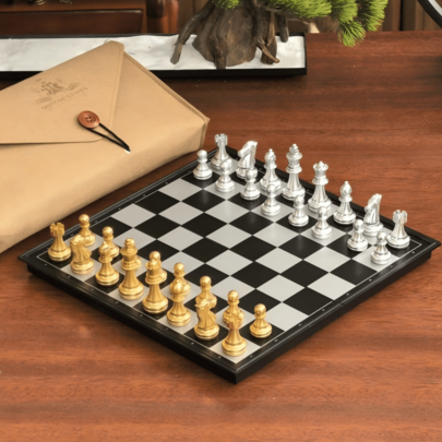Juego de ajedrez magnético plegable, piezas de ajedrez de textura metálica dorada y plateada de doble color con tablero de ajedrez duro, la adsorción magnética evita la dispersión, almacenamiento plegable para un transporte fácil, ejercita el pensamiento lógico, adecuado para el juego de ocio de adultos, anfitrión en el hogar, viajes, práctica en clubes y regalos