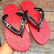 CL"Classic Retro 3D Riveted Red-Bottom Flip-Flops, Couple Beach Flat Toe Sandals, Casual Slip-Resistant Comfortable Flip-Flops - 黑紅雙釘 - 查看 2