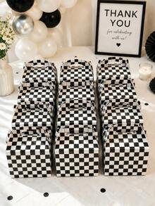 6/12 piezas Cajas de regalo a cuadros blanco y negro, cajas de recuerdos con tema de carreras con asas, cajas DIY para dulces y aperitivos, cajas de golosinas triangulares para decoraciones de fiesta de cumpleaños, suministros para fiestas infantiles, decoraciones de Navidad y Halloween, bolsas de regalo para dulces y aperitivos - Caja de regalo minimalista a cuadros blanco y negro - Ver 1