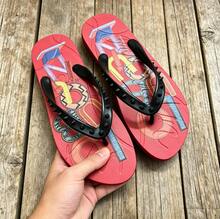 CL"Classic Retro 3D Riveted Red-Bottom Flip-Flops, Couple Beach Flat Toe Sandals, Casual Slip-Resistant Comfortable Flip-Flops - 紅色彩繪 - 查看 1