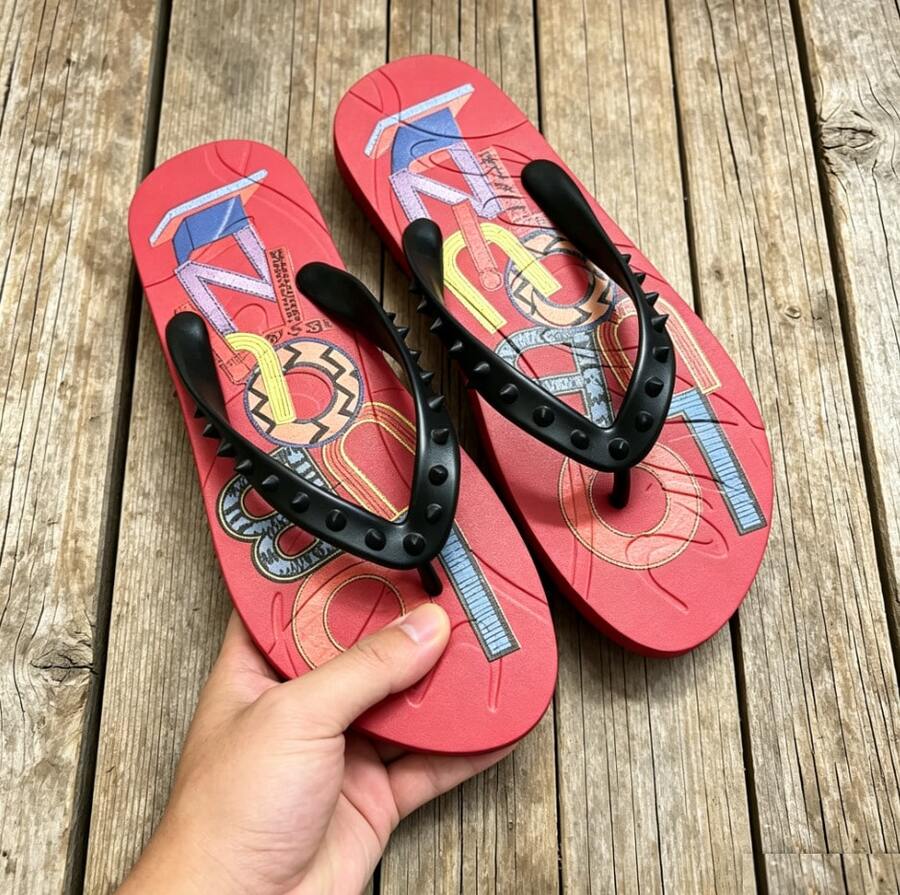 CL"Classic Retro 3D Riveted Red-Bottom Flip-Flops, Couple Beach Flat Toe Sandals, Casual Slip-Resistant Comfortable Flip-Flops - 紅色彩繪 - 查看 1