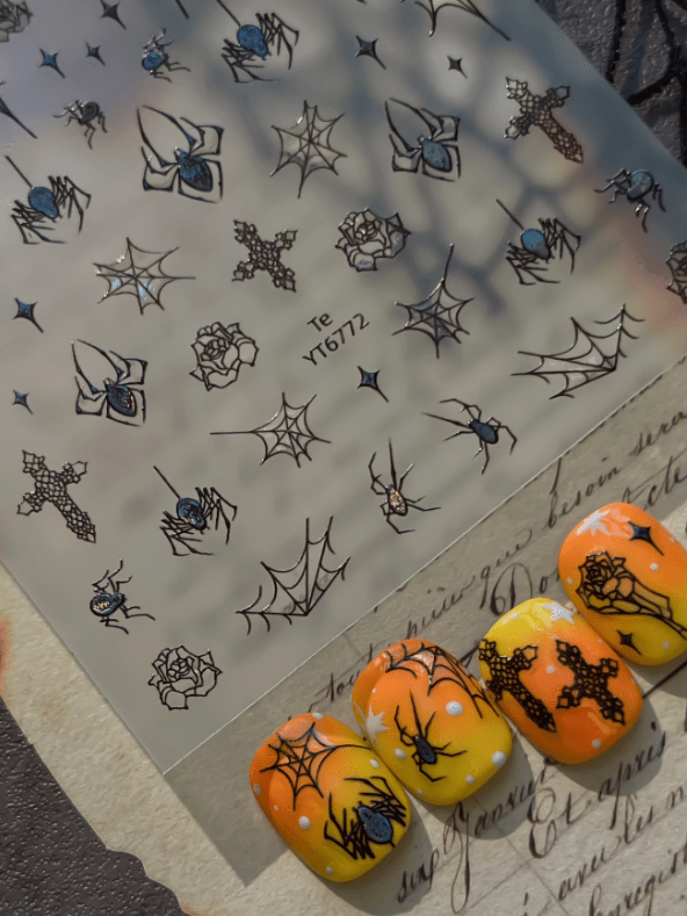 1 feuille d'autocollants pour ongles style sombre Halloween, motif araignée, toile d'araignée et croix, accessoires de décoration 3D pour ongles, autocollants d'art pour ongles auto-adhésifs, décalcomanies de manucure DIY - Noir - Voir 1