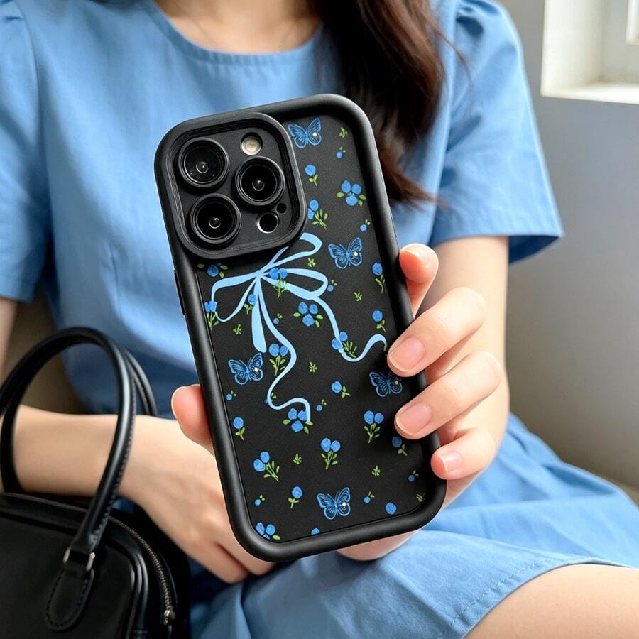 1pc [Pure Android Version] Blue Butterfly Flower Cute Personalized Minimalist Bow Flower Ins Gentle Style European & American Party Girls Beautiful Vintage Blue Small Floral, Matte Black Lens Frame Stepped Design Full Coverage Anti-Drop Soft Shell, [International Version Not Local Version] Suitable For Android/GALAXY/A/S/FE/PLUS/ULTRA/PRO/NOTE/POCO/X/Transsion/HOT/PLAY/SPARK/POP/SMART/RENO/Honor/E/G/Phone Case