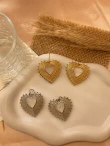 1 Pair Women's Vintage Heart-Shaped Hollow Earrings, Gold Embossed Texture Heart Earrings, Unique Geometric Edge Design, Light Luxury Elegant Style For Daily Wear, Fashion Jewelry - Multicolor - View 4