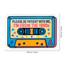 1 Peça Adesivo "Por Favor, Seja Paciente, Eu Sou dos Anos 1900", Decalque Engraçado de Fita Cassete para Laptop, Fita Mix Retrô dos Anos 90 em Vinil, Presente para Millennials, Adesivo Removível e à Prova d'Água para Garrafa de Água, Decalque Durável de Fita Cassete Vintage para Copo Térmico, Volta às Aulas - Multicolorido - Visão 2