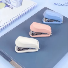 Nuevo Set Portátil de Grapadora Sin Esfuerzo, Grapadora Mini de 3 Colores, Tamaño Pequeño Conveniente para Estudiantes - Set de grapadora - Ver 5