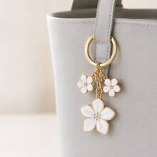 Miniso 1pc Elegant Enamel Flower Keychain, Gold Tone Floral Bag Pendant Charm For Women, Purse, Backpack, Car Keys, Birthday, Graduation & Friendship Gift, 3 Colors Available - 1PC - View 4