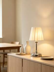 1 buah Lampu Meja Minimalis Premium Kreatif Retro Gaya Ins Modern Bertenaga USB untuk Dekorasi Kamar Tidur, Samping Tempat Tidur, dan Meja. - Perak - View 3