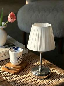 1 buah Lampu Meja Minimalis Premium Kreatif Retro Gaya Ins Modern Bertenaga USB untuk Dekorasi Kamar Tidur, Samping Tempat Tidur, dan Meja. - Perak - View 5