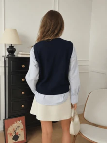 Rompi Rajut Wanita Leher V Kancing Tunggal dengan Bordir Motif Geometris, Atasan Tank Tanpa Lengan Warna Beige untuk Lapisan Luar - Navy Blue - View 2