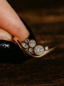 1pc Fashion 14K Gold Plated V-Shaped Multi-Diamond Ring, Geometric Vintage Bezel-Set Micro-Pave Curved Band, Luxury Niche Design Jewelry Gift For Women And Men - Yellow - View 7