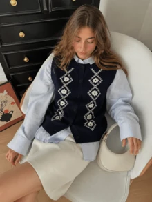 Rompi Rajut Wanita Leher V Kancing Tunggal dengan Bordir Motif Geometris, Atasan Tank Tanpa Lengan Warna Beige untuk Lapisan Luar - Navy Blue - View 1