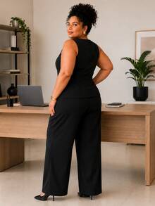Conjunto feminino sofisticado Curve com colete sem mangas e calça pantalona preta com decote quadrado, ideal para o escritório e ocasiões formais. Detalhes em botões. - Preto - Visão 2