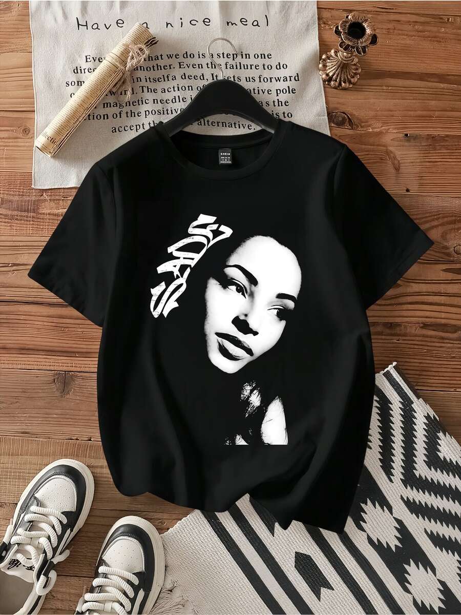 Sade Adu Inverted Text Black White Retro Art Portrait T-Shirt. - 黑色 - 查看 1