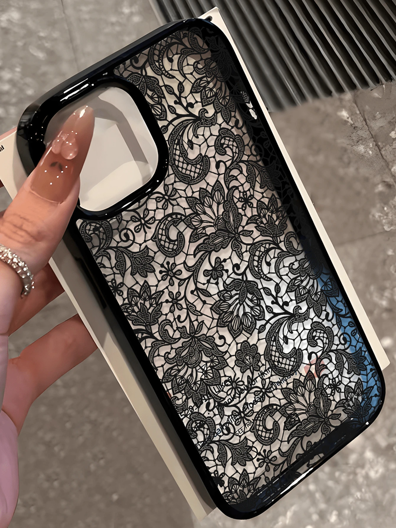1件復古藤蔓花卉黑色蕾絲圖案手機殼，TPU防震保護套，相容 iPhone 17/16/15/14/13/12/11/Pro/Pro Max/Plus，適合送給家人、情侶、朋友的禮物
