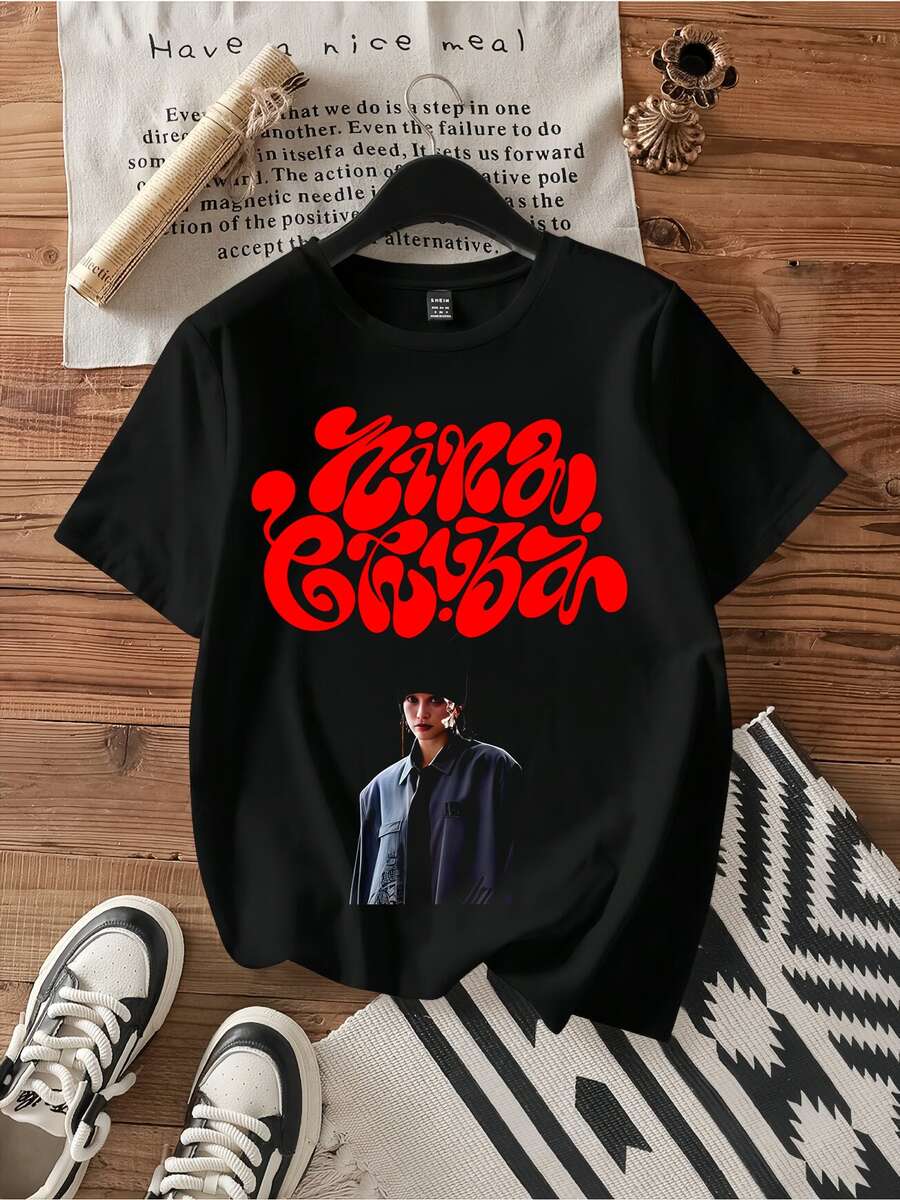 Y2K Abstract Red Text Streetwear Fashion Portrait Tee. - 黑色 - 查看 1