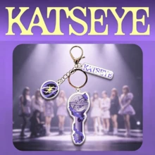 KATSEYE 官方應援棒造型壓克力鑰匙圈 3 件組,包含應援棒主體、團名長條片與 Logo 圓片,搭配薰衣草花飾打造精緻紫色風,雙面高畫質印刷附環氧樹脂工藝,耐磨防刮,配金屬龍蝦扣可掛於包包、鑰匙、卡夾,適合 HYBE 國際女團粉絲支持、收藏與裝飾的完美周邊禮物 - 彩色 - 查看 4