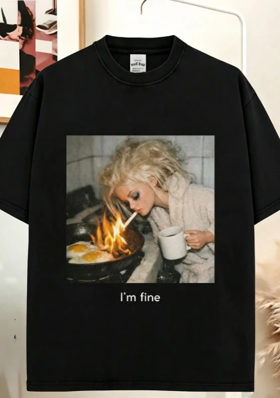 Camiseta estilo vintage/retro de los 90 con un meme humorístico de cara de muñeca, con aspecto desteñido y confeccionada con telas de verano. - Negro - Ver 1