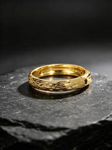 鍍銅18K金錘紋黑色鋯石細版戒 中性款 不對稱紋理黑鋯石鑲嵌素圈戒 極簡小眾珠寶 日常通勤疊戴街頭風配件 情侶生日百搭耐褪色裝飾戒指 - 金色 - 查看 3