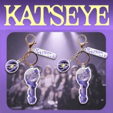 KATSEYE 官方應援棒造型壓克力鑰匙圈 3 件組,包含應援棒主體、團名長條片與 Logo 圓片,搭配薰衣草花飾打造精緻紫色風,雙面高畫質印刷附環氧樹脂工藝,耐磨防刮,配金屬龍蝦扣可掛於包包、鑰匙、卡夾,適合 HYBE 國際女團粉絲支持、收藏與裝飾的完美周邊禮物 - 彩色 - 查看 2