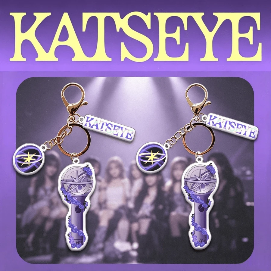 KATSEYE 官方應援棒造型壓克力鑰匙圈 3 件組，包含應援棒主體、團名長條片與 Logo 圓片，搭配薰衣草花飾打造精緻紫色風，雙面高畫質印刷附環氧樹脂工藝，耐磨防刮，配金屬龍蝦扣可掛於包包、鑰匙、卡夾，適合 HYBE 國際女團粉絲支持、收藏與裝飾的完美周邊禮物