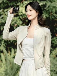 CAMEL CROWN Jaket Pelindung Matahari Wanita Slim Fit yang Mengencangkan Pinggang, Kardigan Luar Ruangan Bernapas dari Benang Mentah, Kemeja Pelindung Matahari Cepat Kering - Teh dingin abu-abu - View 2